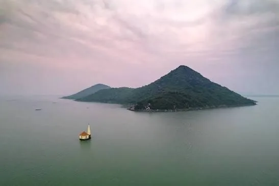 The calm expanse of Chilika lagoon